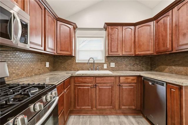 65 Dockside Drive, Lake Tapawingo, MO 64015