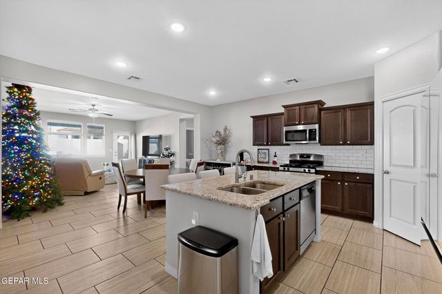 2178 Enchanted Crest Dr, El Paso, TX 79911