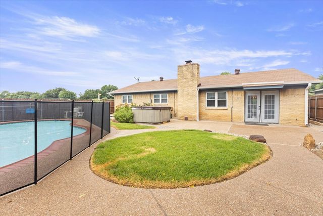 615 Bocowood Circle, Euless, TX 76039