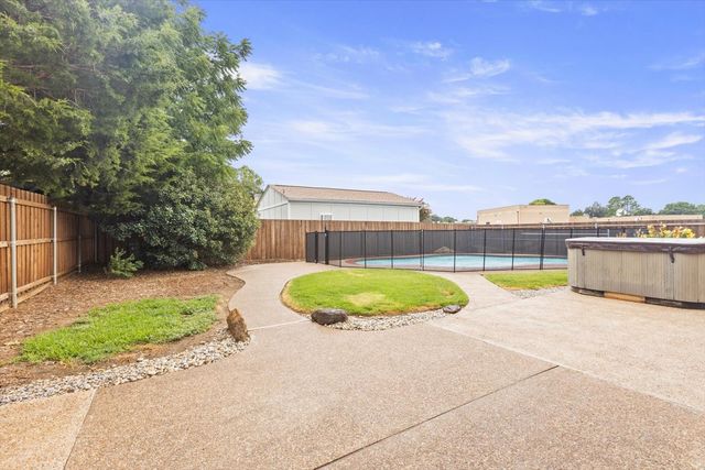 615 Bocowood Circle, Euless, TX 76039