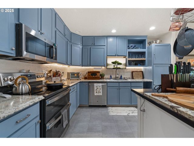 1935 17TH St, North Bend, OR 97459