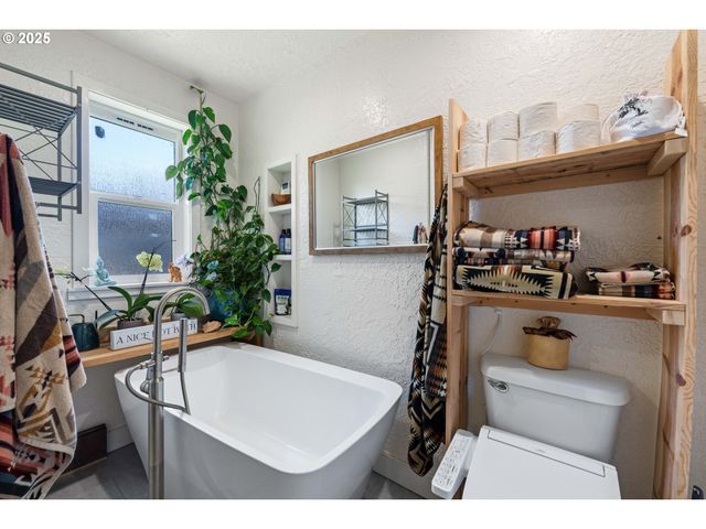 1935 17TH St, North Bend, OR 97459