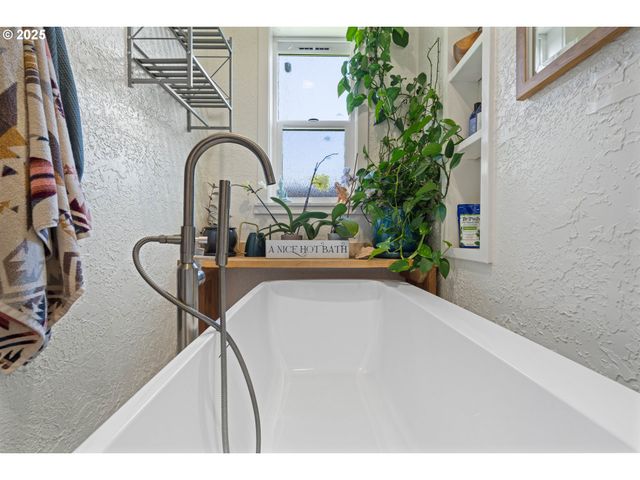 1935 17TH St, North Bend, OR 97459