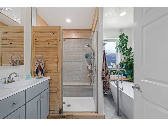 1935 17TH St, North Bend, OR 97459