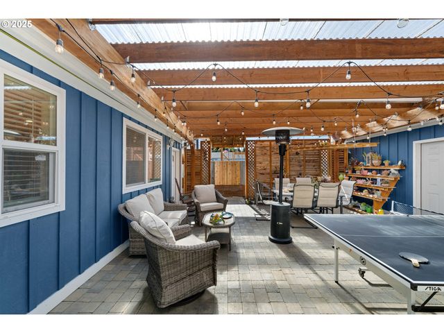 1935 17TH St, North Bend, OR 97459