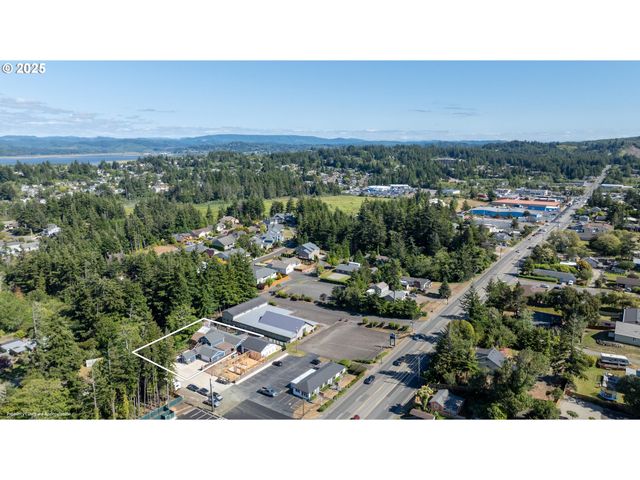 1935 17TH St, North Bend, OR 97459