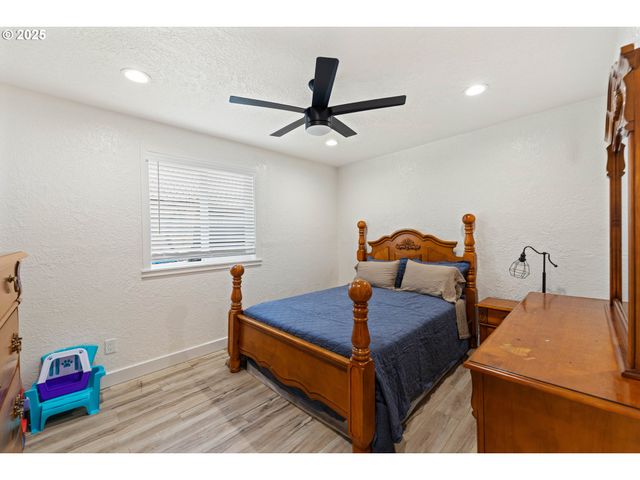 1935 17TH St, North Bend, OR 97459