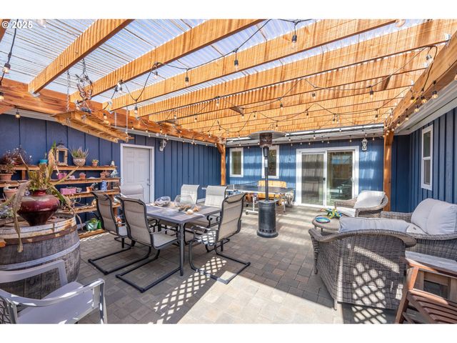 1935 17TH St, North Bend, OR 97459