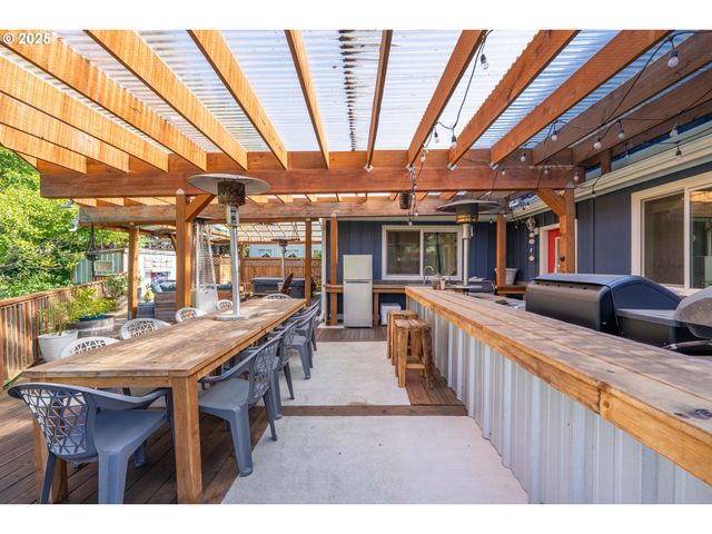 1935 17TH St, North Bend, OR 97459