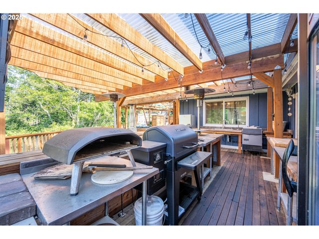 1935 17TH St, North Bend, OR 97459