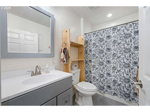 1935 17TH St, North Bend, OR 97459