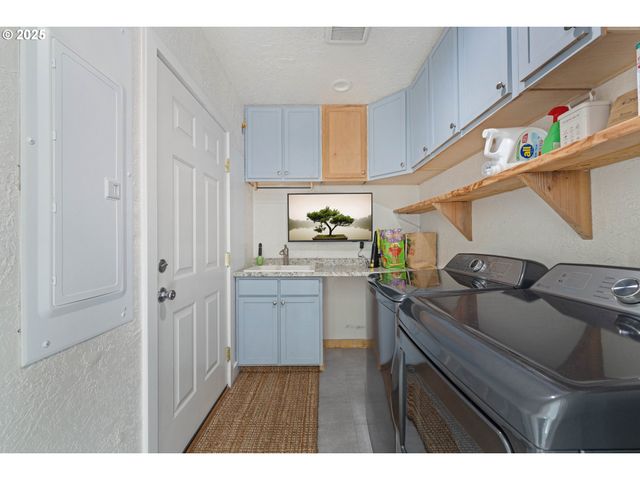 1935 17TH St, North Bend, OR 97459