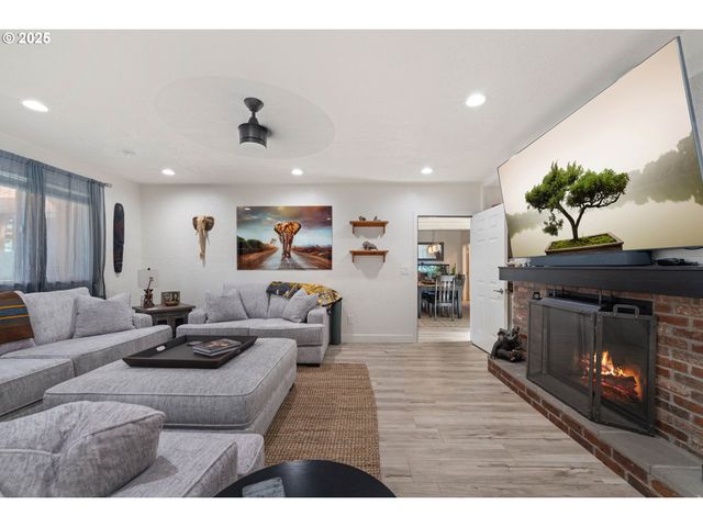 1935 17TH St, North Bend, OR 97459