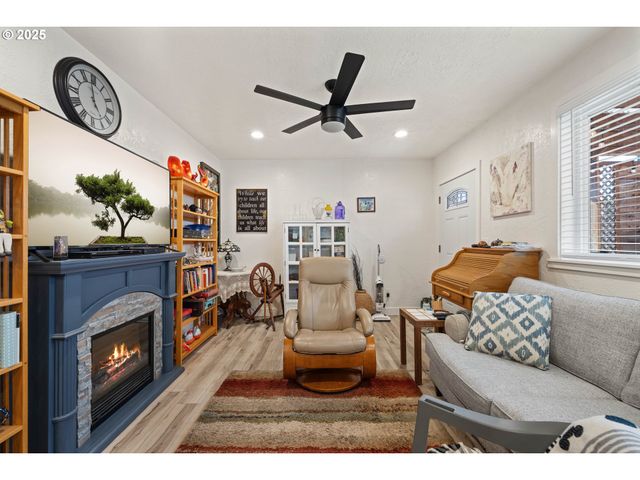 1935 17TH St, North Bend, OR 97459