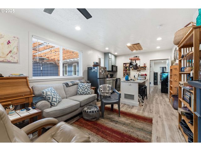 1935 17TH St, North Bend, OR 97459