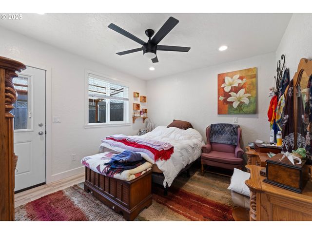 1935 17TH St, North Bend, OR 97459