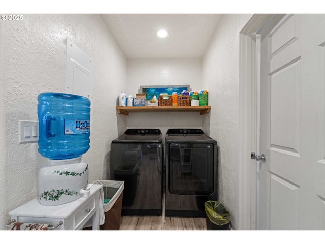 1935 17TH St, North Bend, OR 97459