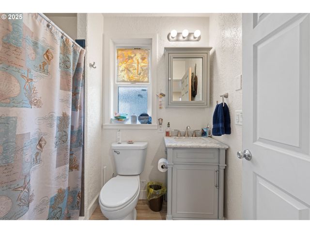 1935 17TH St, North Bend, OR 97459