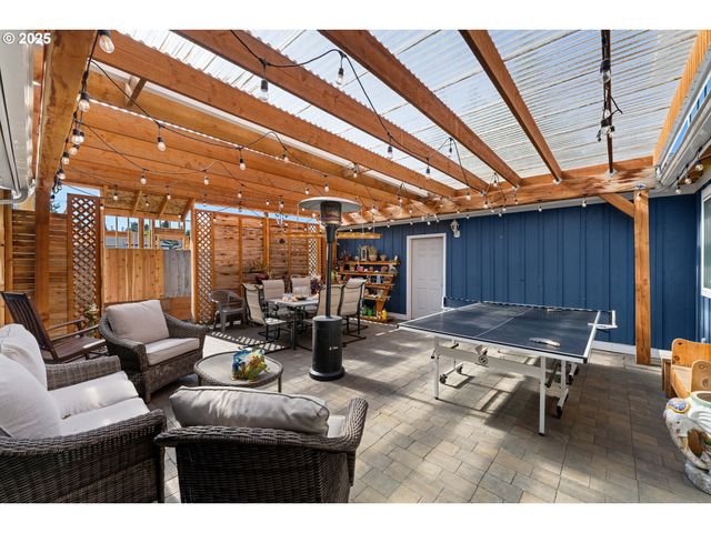 1935 17TH St, North Bend, OR 97459