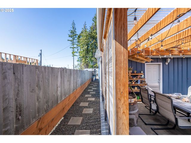 1935 17TH St, North Bend, OR 97459