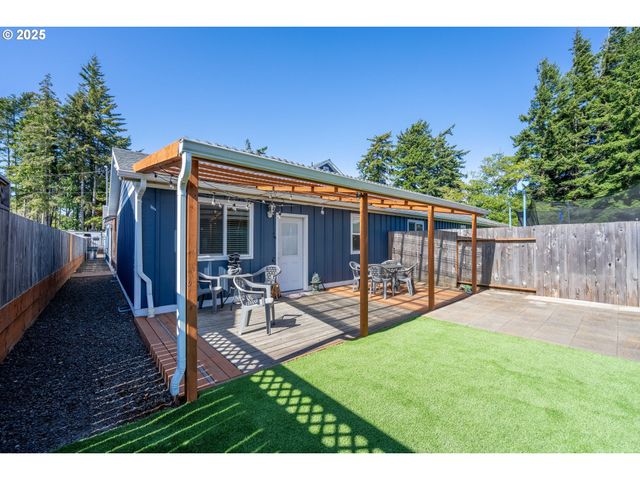 1935 17TH St, North Bend, OR 97459