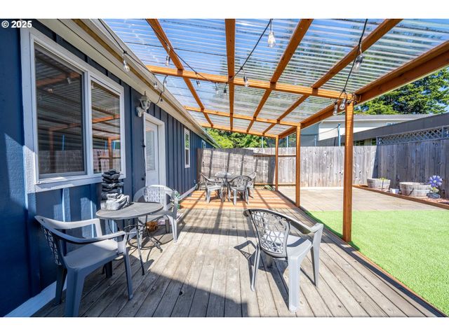 1935 17TH St, North Bend, OR 97459