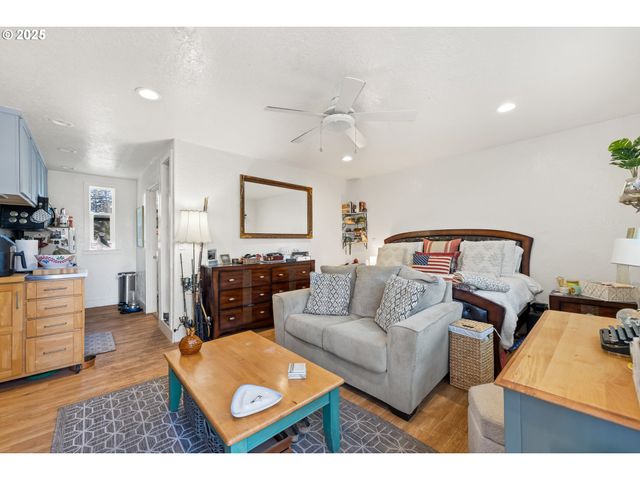 1935 17TH St, North Bend, OR 97459