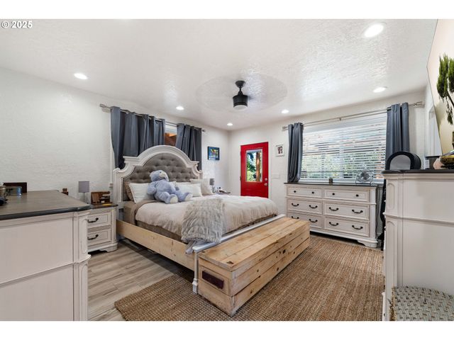 1935 17TH St, North Bend, OR 97459