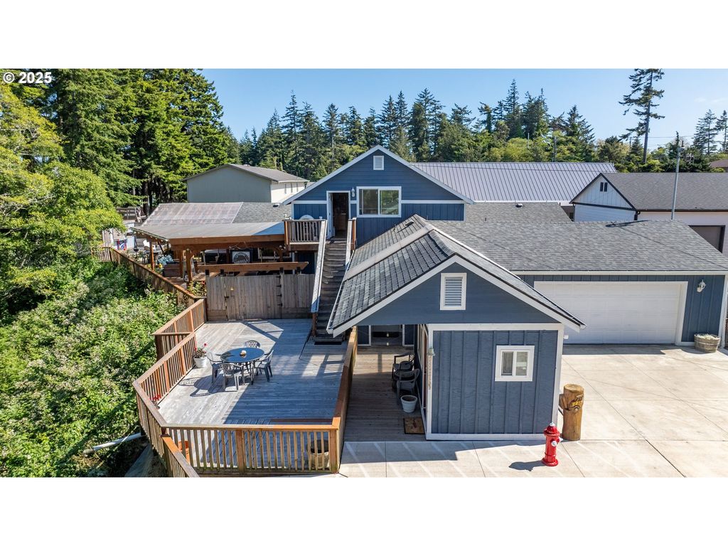 1935 17TH St, North Bend, OR 97459