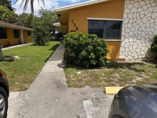728 SW 7th St 1-2, Hallandale Beach, FL 33009