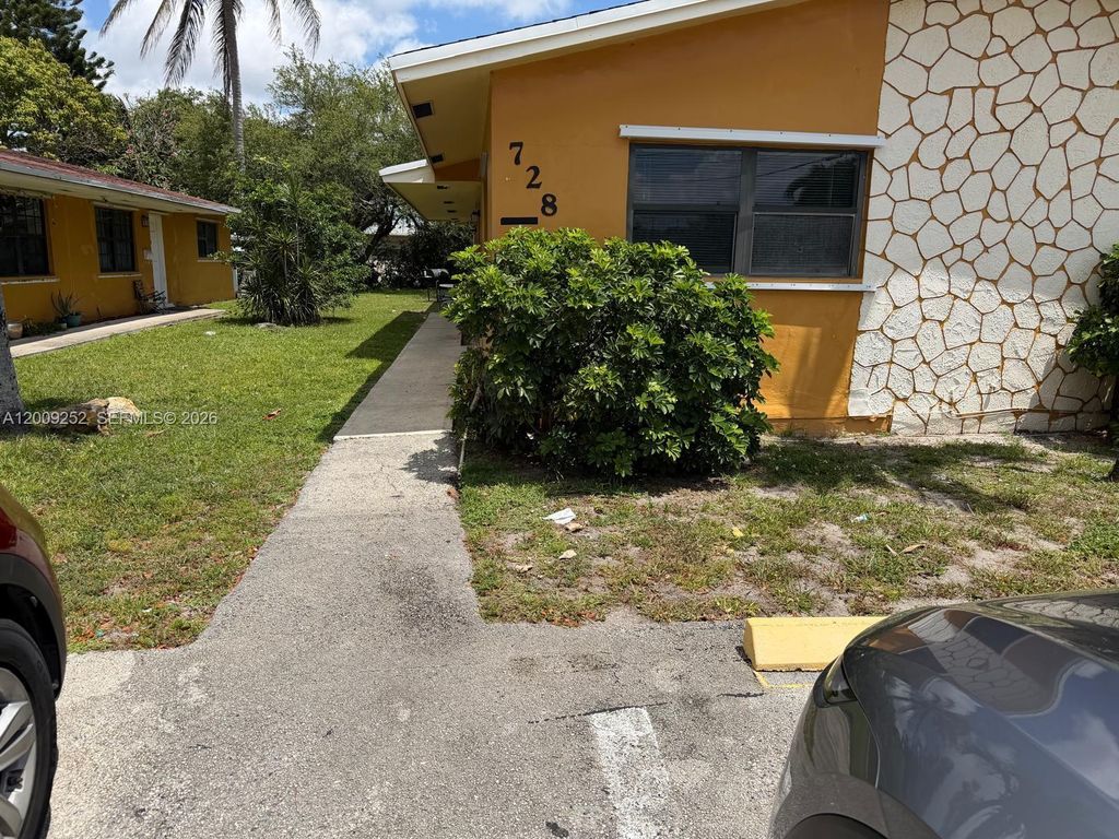 728 SW 7th St 1-2, Hallandale Beach, FL 33009