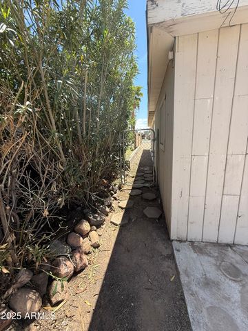 1840 E CLARENDON Avenue, Phoenix, AZ 85016