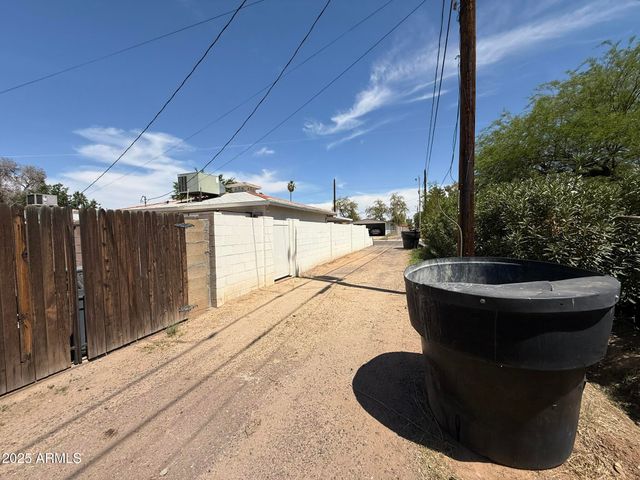 1840 E CLARENDON Avenue, Phoenix, AZ 85016