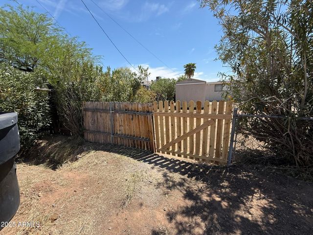 1840 E CLARENDON Avenue, Phoenix, AZ 85016