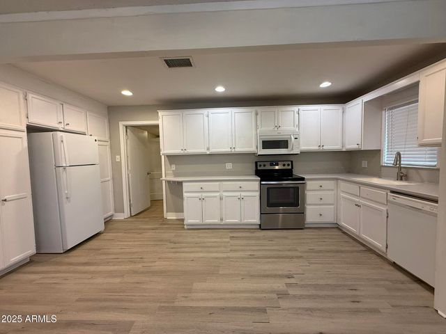 1840 E CLARENDON Avenue, Phoenix, AZ 85016