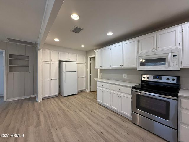 1840 E CLARENDON Avenue, Phoenix, AZ 85016