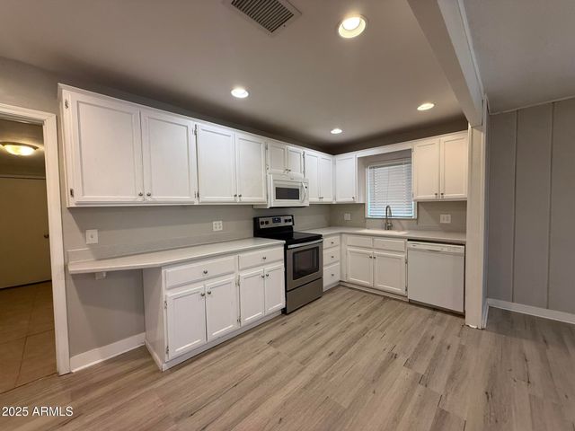 1840 E CLARENDON Avenue, Phoenix, AZ 85016