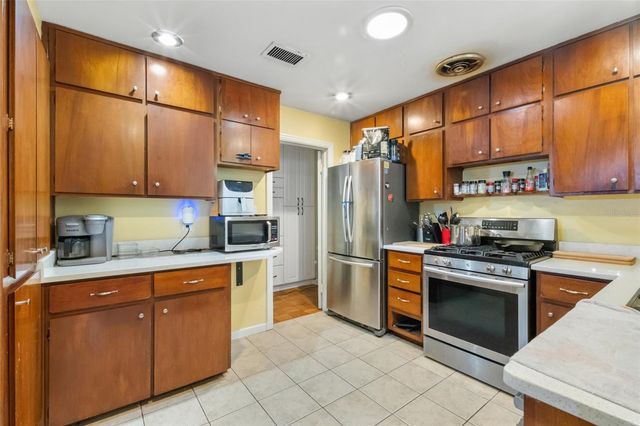 2034 NW 8TH PLACE, Gainesville, FL 32603
