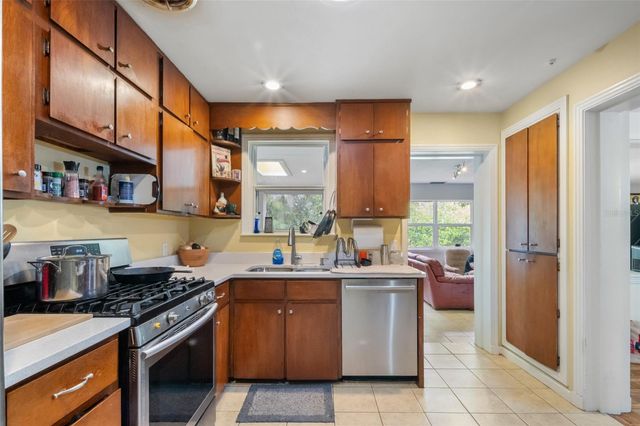 2034 NW 8TH PLACE, Gainesville, FL 32603