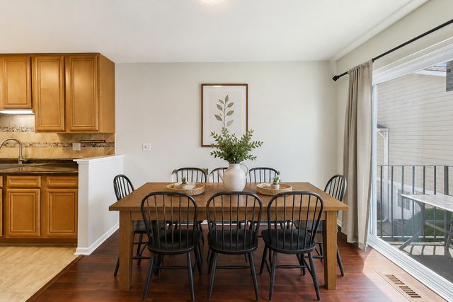 447 N Cambridge Drive 447, Palatine, IL 60067