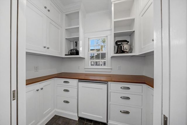 25 Irving St, Hingham, MA 02043