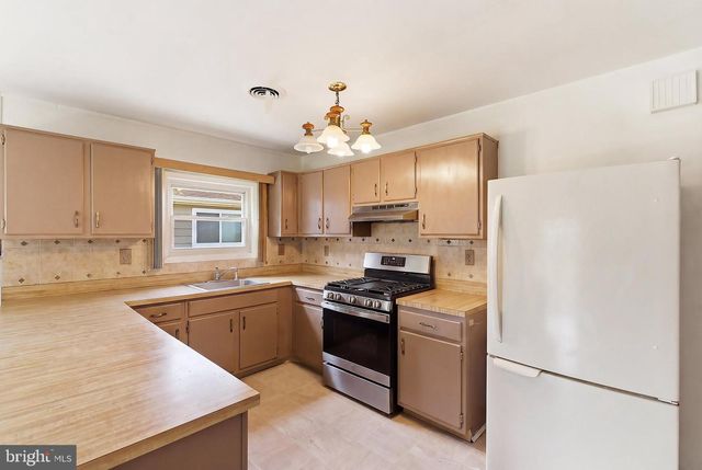 7 PAVILION ST, Toms River, NJ 08757