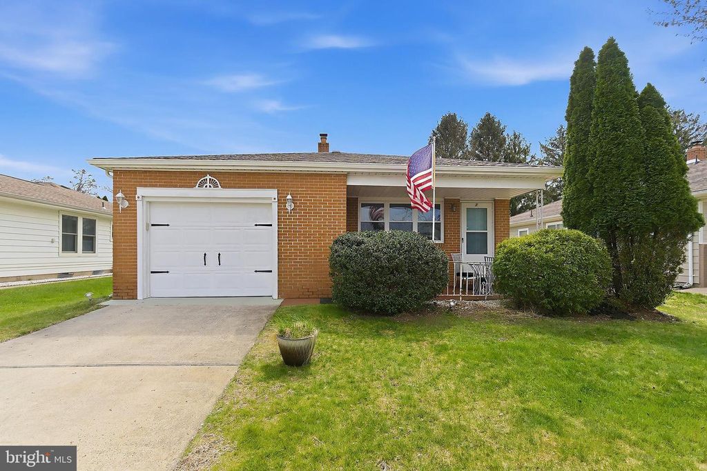 7 PAVILION ST, Toms River, NJ 08757