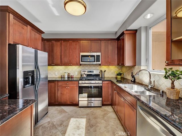 11280 La Maida 401, North Hollywood, CA 91601