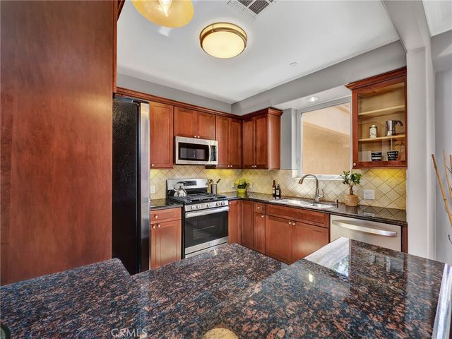 11280 La Maida 401, North Hollywood, CA 91601