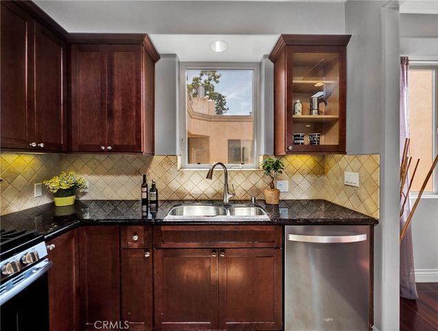 11280 La Maida 401, North Hollywood, CA 91601