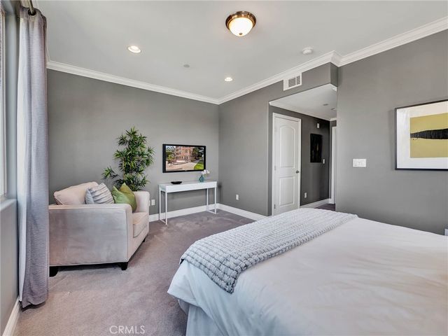 11280 La Maida 401, North Hollywood, CA 91601