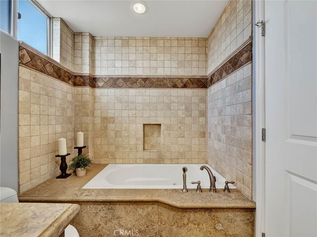 11280 La Maida 401, North Hollywood, CA 91601