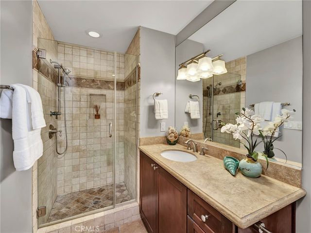 11280 La Maida 401, North Hollywood, CA 91601