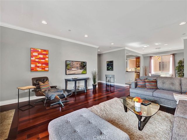 11280 La Maida 401, North Hollywood, CA 91601